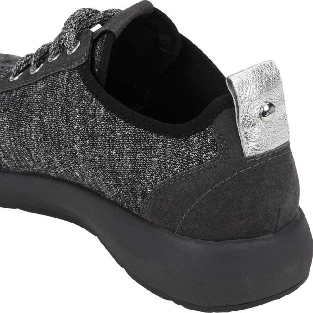 earth boomer sneaker